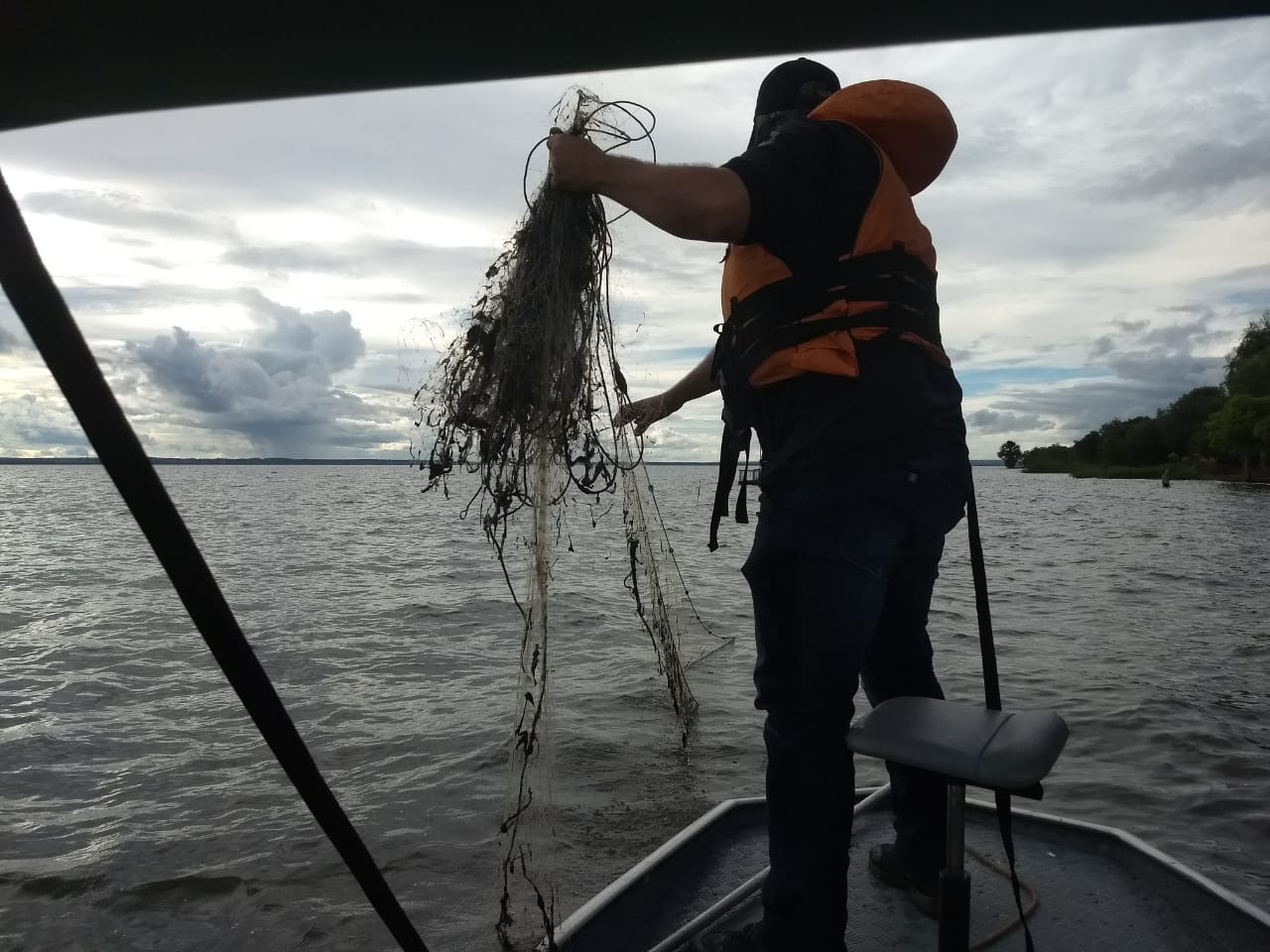 Mais de 7 mil metros de rede e outros materiais de pesca são apreendidos pelo Naturatins no Lago da UHE Luís Eduardo Magalhães