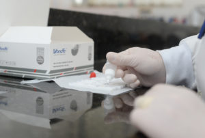 Laboratório de Palmas recebe 2.500 testes rápidos e expande exames para detecção de coronavírus