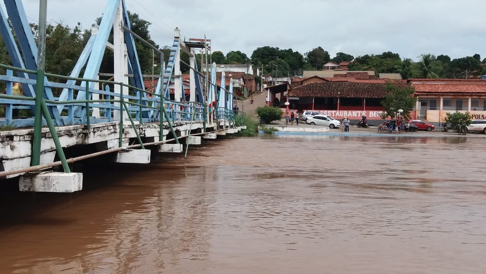 Água invade casas após rio de Ponte Alta encher; veja as imagens