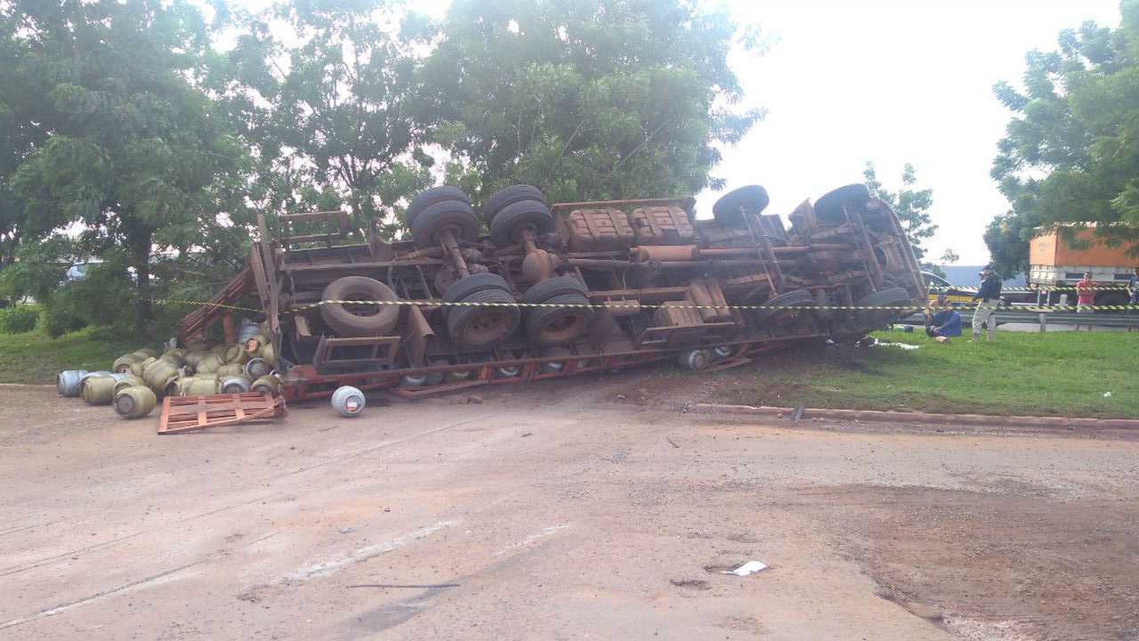 Caminhão carregado de botijões de gás bate em moto e tomba após ficar sem freios em Guaraí