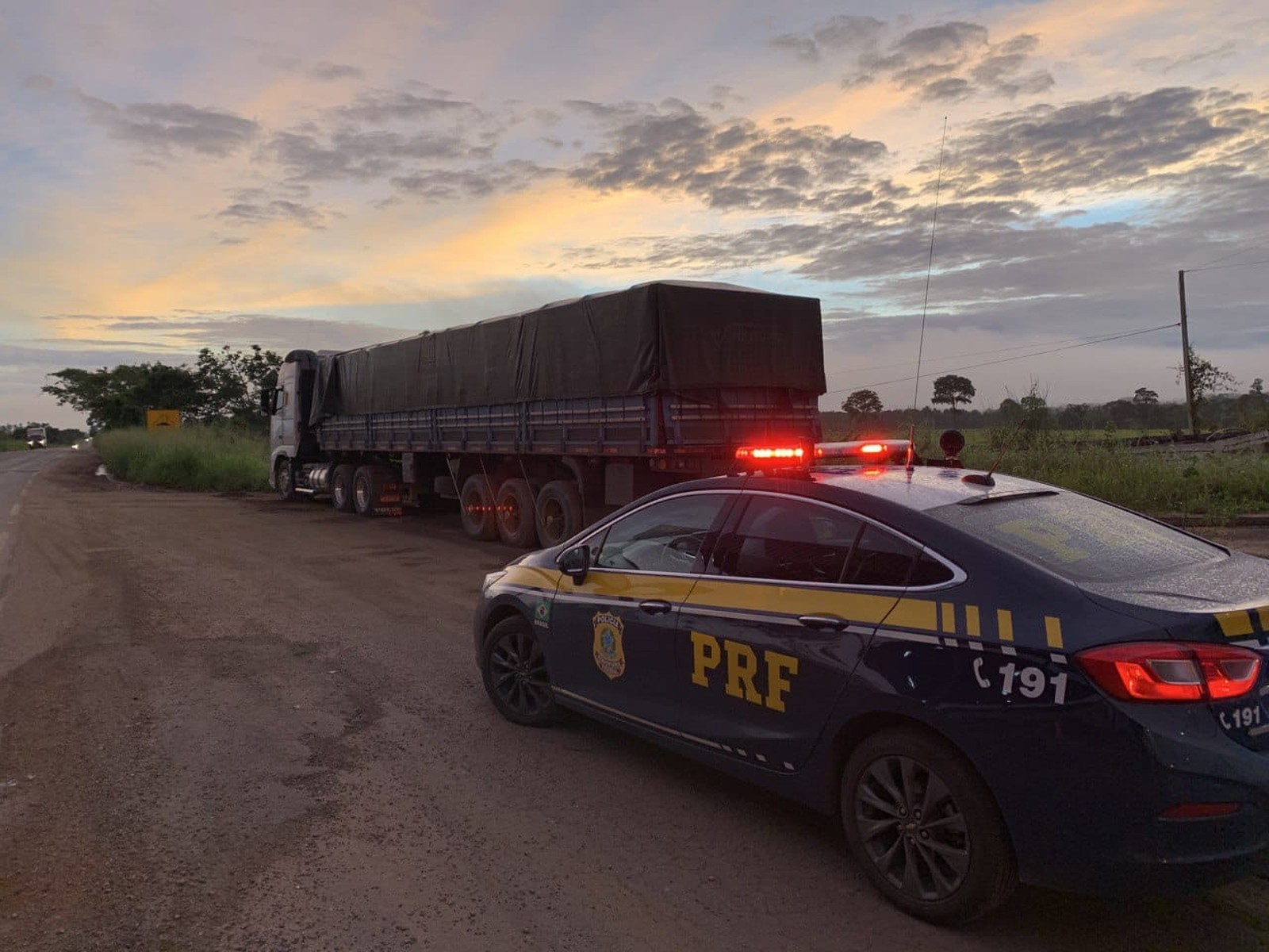 PRF apreende dois caminhões de madeira ilegal em Araguaína