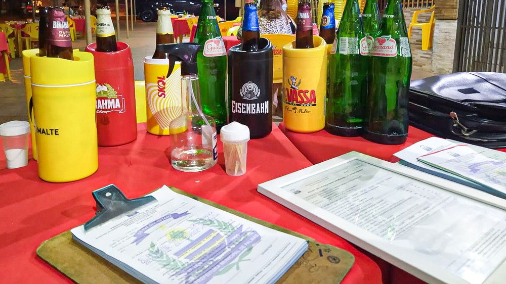 Cliente tenta esconder bebida debaixo da cadeira em bar para driblar fiscais da Prefeitura de Palmas