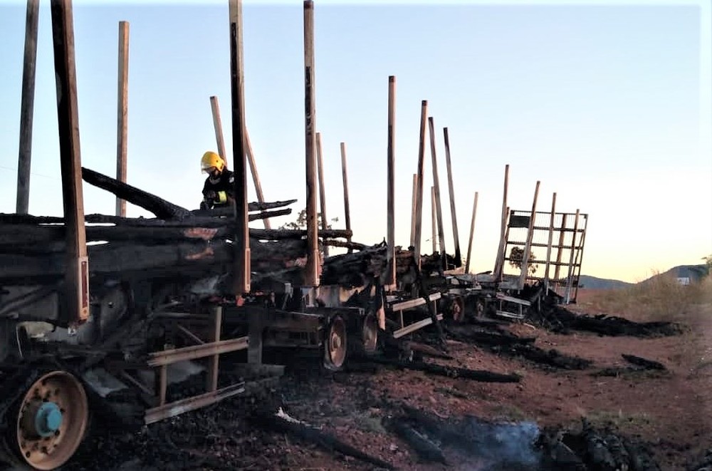 Carreta fica destruída após incêndio causado por pneu estourado próximo a Paraíso do Tocantins