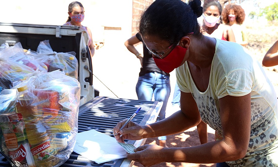 Famílias da região sul de Palmas recebem cestas básicas da campanha Juntos Contra a Fome da Defensoria Pública do TO