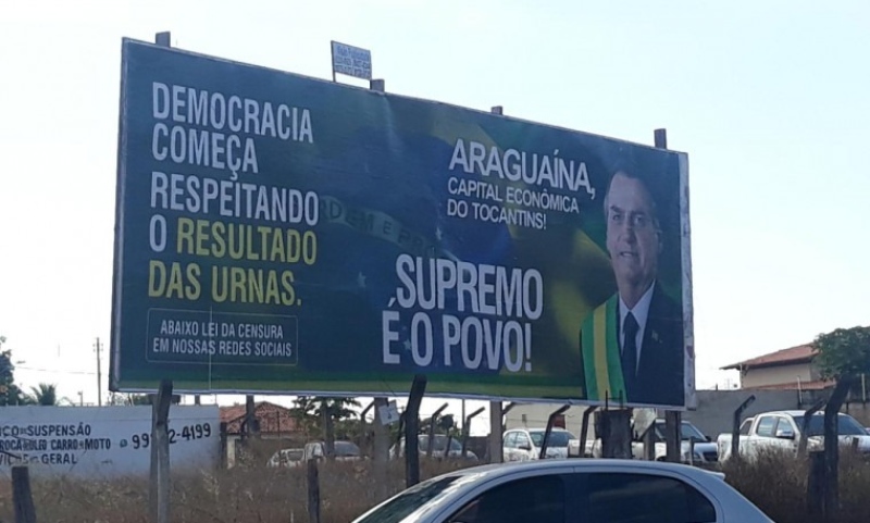 “Não vale um pequi roído”, diz outdoor instalado em Palmas com críticas ao presidente Jair Bolsonaro