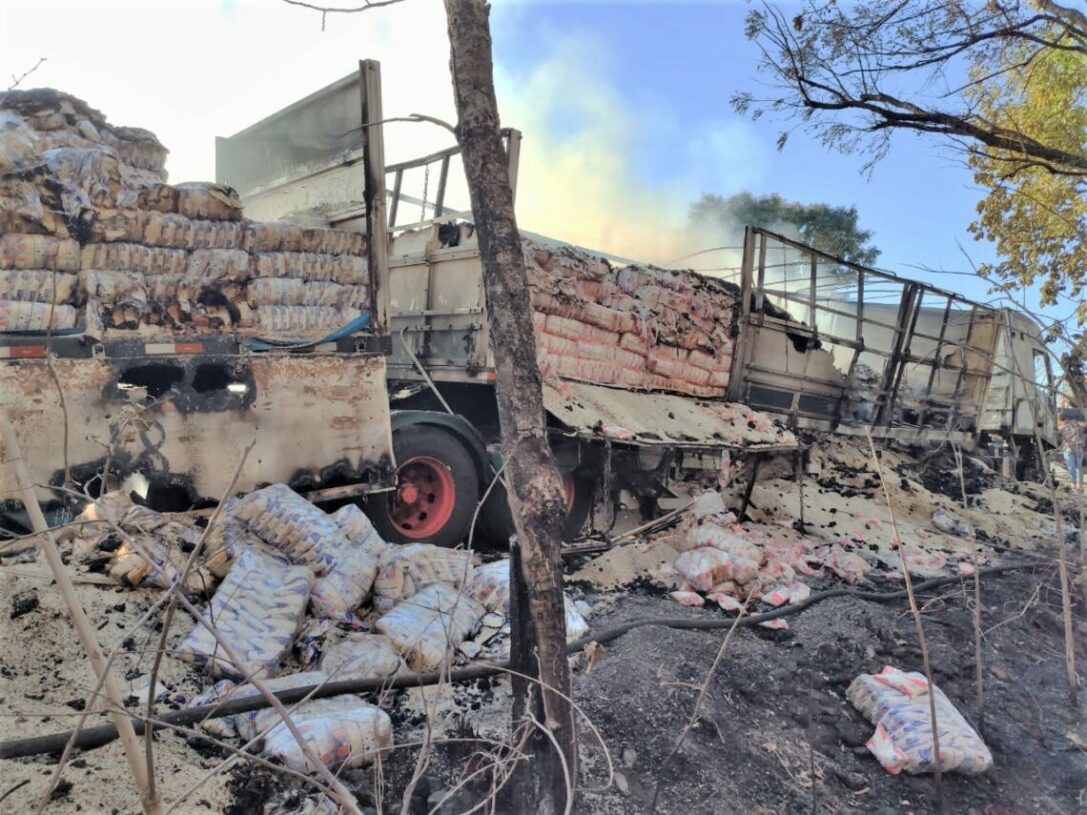 Carreta pega fogo e destrói carga de arroz na BR-153 entre Figueirópolis e Alvorada