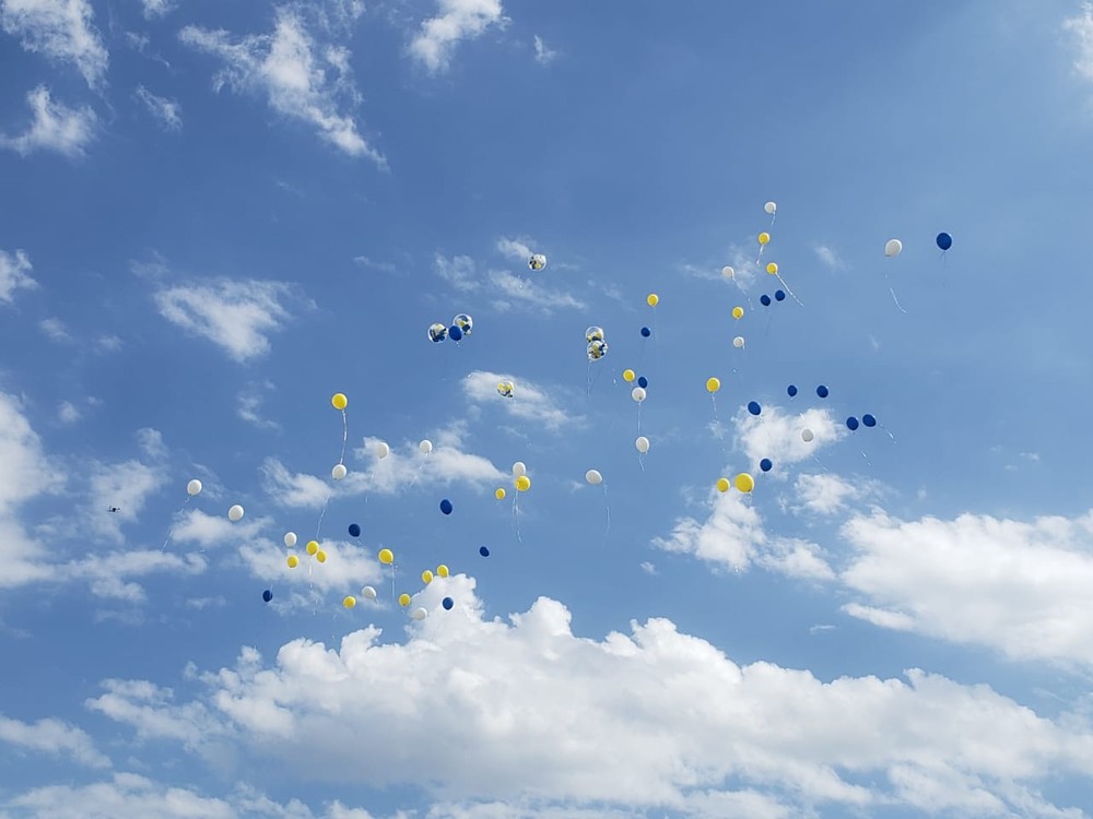 Homenagem: Jogadores do Palmas soltam balões com nomes de mortos em tragédia aérea