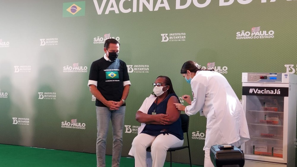 Enfermeira de SP é a primeira brasileira vacinada contra a Covid-19