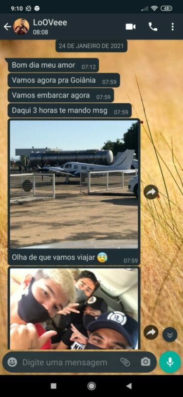 Última foto! Minutos antes da tragédia, goleiro do Palmas enviou fotos de dentro do avião para a esposa