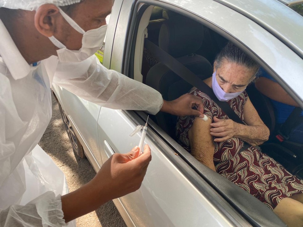 Vacinação | Idosos acima dos 80 anos recebem primeira dose ...