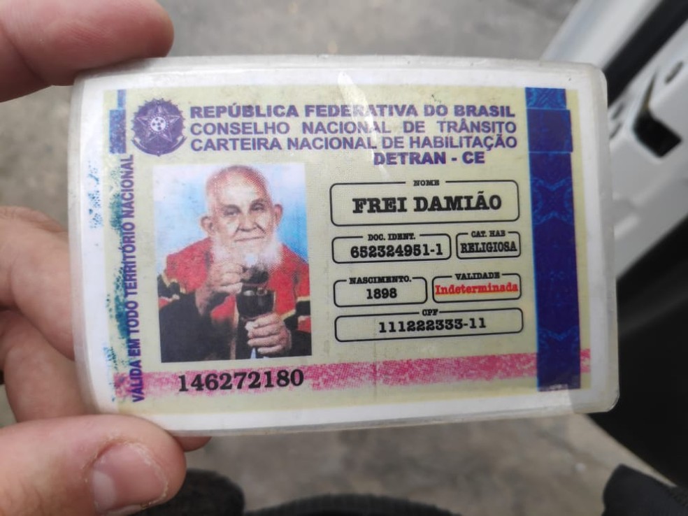 CNH abençoada! Ao ser parado em Blitz, idoso mostra documento falso de Padre Cícero e Frei Damião em Alagoas
