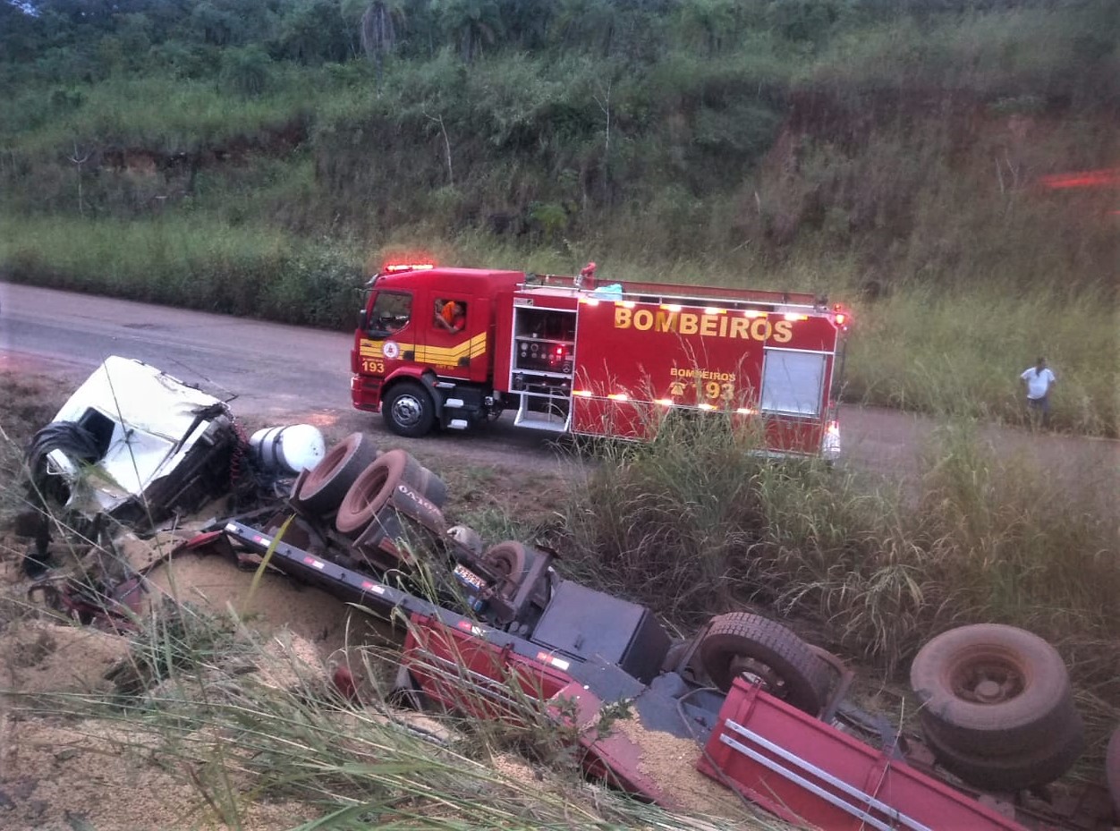 Acidente grave entre carreta e camionete deixa uma vítima fatal na TO–022 em Palmas